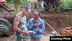 Ông Vogel (trái) và một nhà nghiên cứu độc lập Cambodia. (Hình: Courtesy photo of Peter Maguire)