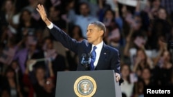 Tổng thống Obama vẫy chào người ủng hộ tại cuộc mít-tinh mừng chiến thắng ở Chicago, ngày 7/11/2012.