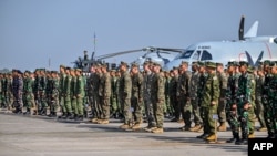 Personil militer dari Indonesia, Jepang, Singapura, Thailand, Inggris, dan AS mengikuti upacara pembukaan latihan militer gabungan Super Garuda Shield di Pusat Penerbangan Angkatan Laut Indonesia di Sidoarjo, Jawa Timur, 26 Agustus 2024. (JUNI KRISWANTO/AFP)