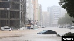 Carros submersos numa rua inundada enquanto o ciclone Shaheen atinge a costa de Muscat, Omã. 3 de Outubro