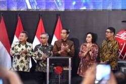 Presiden Jokow Widodo, Menteri Keuangan Sri Mulyani beserta para pemangku kepentingan Bursa Efek Indonesia (BEI) saat membuka perdagangan saham di hari pertama di 2020 di Main Hall BEI, Jakarta, Kamis, 2 Januari 2020. (Foto: Biro Setpres)