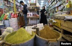 Bubuk inai dijual di sebuah pasar di Basra, Irak, 9 Maret 2019. (Foto: Reuters)