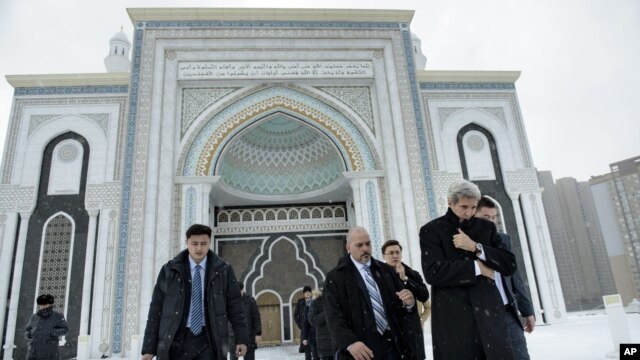 El secretario de Estado de EE.UU., John Kerry (derecha) visitó la mezquita Hazrat Sultan en Astaná, Kazajstán, el lunes, 2 de noviembre de 2015.
