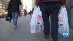 Tas plastik dan mantel bulu termasu yang dilarang di negara bagian New York mulai tahun 2020 (foto: ilustrasi).