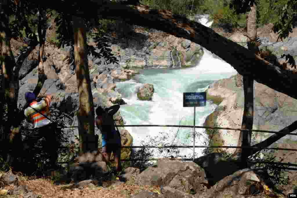 Tourists photograph Khone Falls. Scientists are calling for more studies to be made on a proposed dam in Four Thousand Islands and the impact it will have on the local environment which includes the spectacular Khone Falls. (Luke Hunt for VOA News)