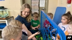 ARCHIVO - Rylee Monn juega con niños de su clase en un centro de cuidado infantil en Lexington, Kentucky, el 13 de marzo de 2024