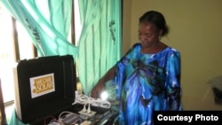 Une valise solaire fournit de la lumière dans une clinique de Kano, au Nigeria. (Photograph courtesy of We Care Solar)