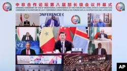中非合作论坛第八次部长会议举行视频开幕式。中国承诺向非洲捐赠6亿剂新冠病毒疫苗。（2021年11月29日，）