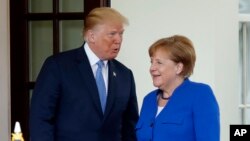 Presiden Donald Trump menyambut Kanselir Jerman Angela Merkel, di Gedung Putih, Washington D.C., 27 April 2018.