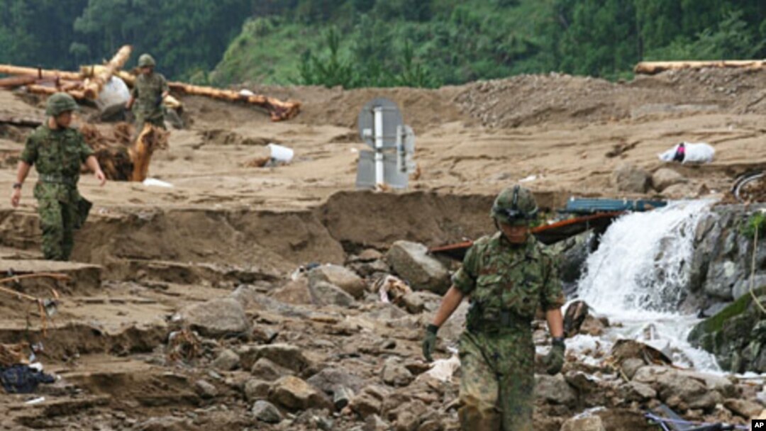 Japan Ground Self-Defense Force soldiers run a rescue operation in Kiho town, Mie Prefecture, September 5, 2011.