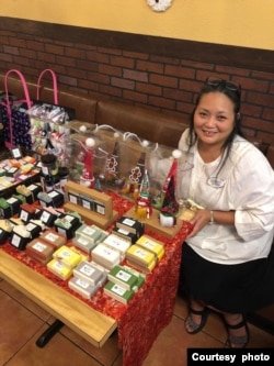 Vera Massie, salah satu pemilik usaha sabun St. Mist Soap di Orlando, Florida berjualan di Holiday Market (dok: Vera Massie)