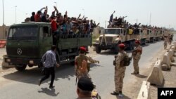 Konvoj vozila sa vojnim dobrovoljcima napušta Bagdad