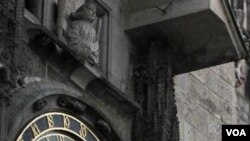 Seorang pekerja sedang membersihkan Jam Astronomi Raksasa di pusat kota Praha (13/1).