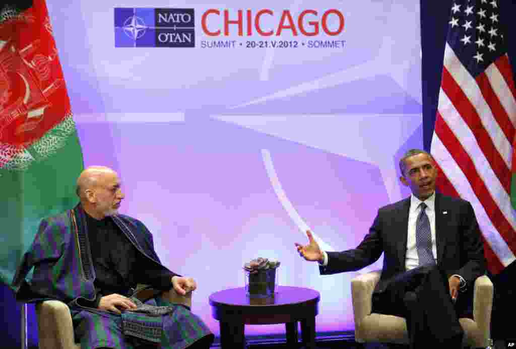 Tổng thống Hoa Kỳ Barack Obama trong cuộc gặp với Tổng thống Afghanistan Hamid Karzai tại Hội nghị thượng đỉnh NATO tại Chicago, ngày 20/5/2012 (AP)