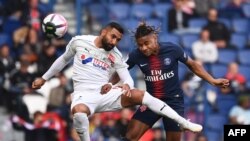 Le milieu de terrain français Christopher Nkunku du Paris Saint-Germain, à droite, en duel avec l'attaquant iranien d'Amien Saman Ghoddos lors du match de football de L1 opposant le Paris Saint-Germain (PSG) et Amiens au stade du Parc des Princes à Paris,