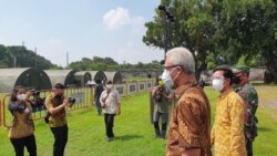 Wali Kota Solo Gibran (kanan- baju batik kuning) saat mendampingi Gubernur Jateng Ganjar Pranowo (baju batik cokelat) meninjau Rumkitlap TNI di Benteng Vasterburg Solo, (30/6). (Foto: VOA/ Yudha Satriawan)