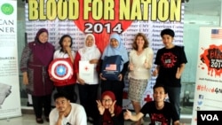 Sylvie Young (berdiri, nomor 2 dari kanan mengenakan blouse putih) bergambar bersama para relawan "Blood For Nation" di Universitas Muhammadiyah Yogyakarta, Rabu, 7 Mei 2014 (Foto: VOA/Munarsih Sahana)