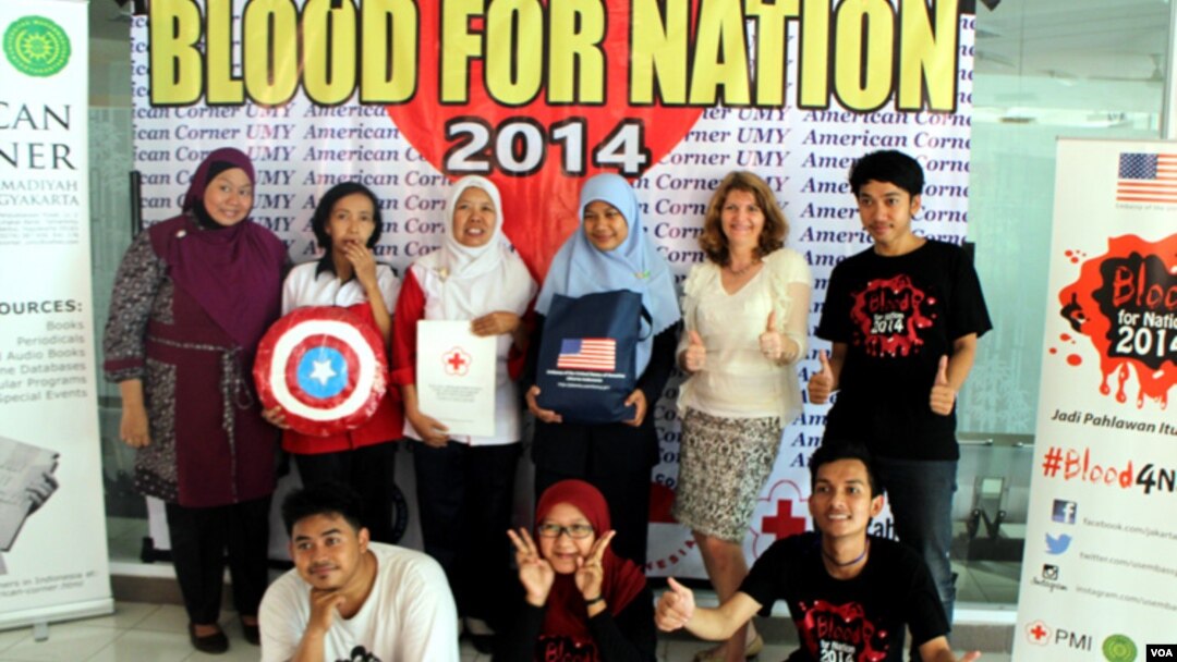 Sylvie Young (berdiri, nomor 2 dari kanan mengenakan blouse putih) bergambar bersama para relawan "Blood For Nation" di Universitas Muhammadiyah Yogyakarta, Rabu, 7 Mei 2014 (Foto: VOA/Munarsih Sahana)