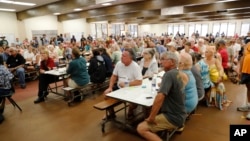 Người dân từ các khu vực bị ảnh hưởng bởi nham thạch tham dự một cuộc họp cộng đồng, ở Pahoa, Hawaii, ngày 4 tháng 5, 2018.