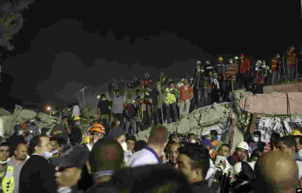 Equipas de resgate trabalham para salvar vidas após o tremor de terra no bairro de Colonia Obrera, Cidade do México. Noite de 19 de Setembro de 2017 