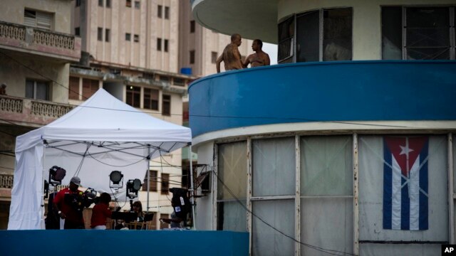 Reporteros instalan equipo frente a la Embajada de EE.UU. en Cuba previo a la ceremonia de inauguración el viernes