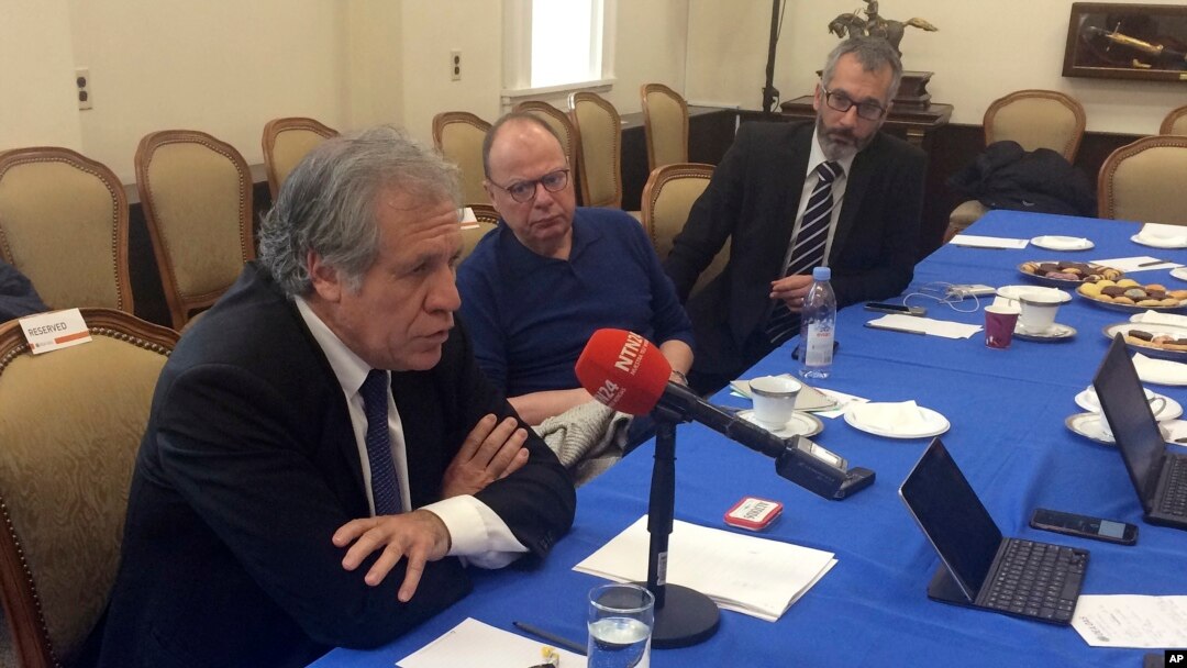 El secretario general de la OEA, Luis Almagro, habla con reporteros en la sede de la organización en Washington. Enero 4 de 2017.
