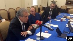 El secretario general de la OEA, Luis Almagro, habla con reporteros en la sede de la organización en Washington. Enero 4 de 2017.