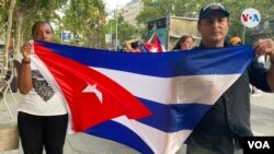 Exiliados cubanos se manifiestan en Barcelona, España, en apoyo a quienes protestaron de forma masiva en Cuba el 11 de julio de 2021.