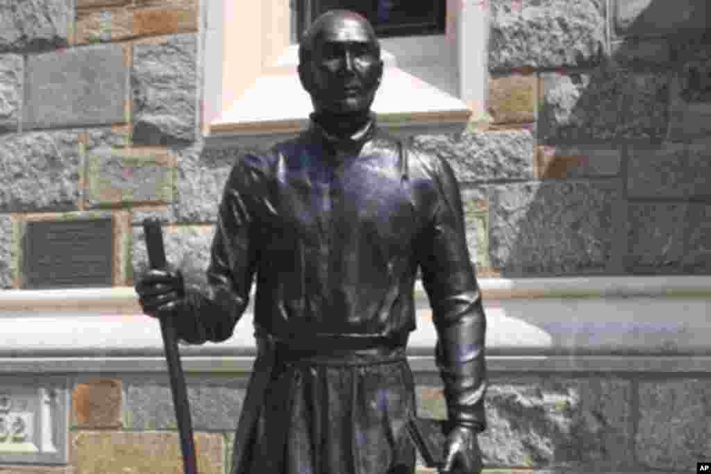 在乔治城大学外交学院内摆放的孙中山石像