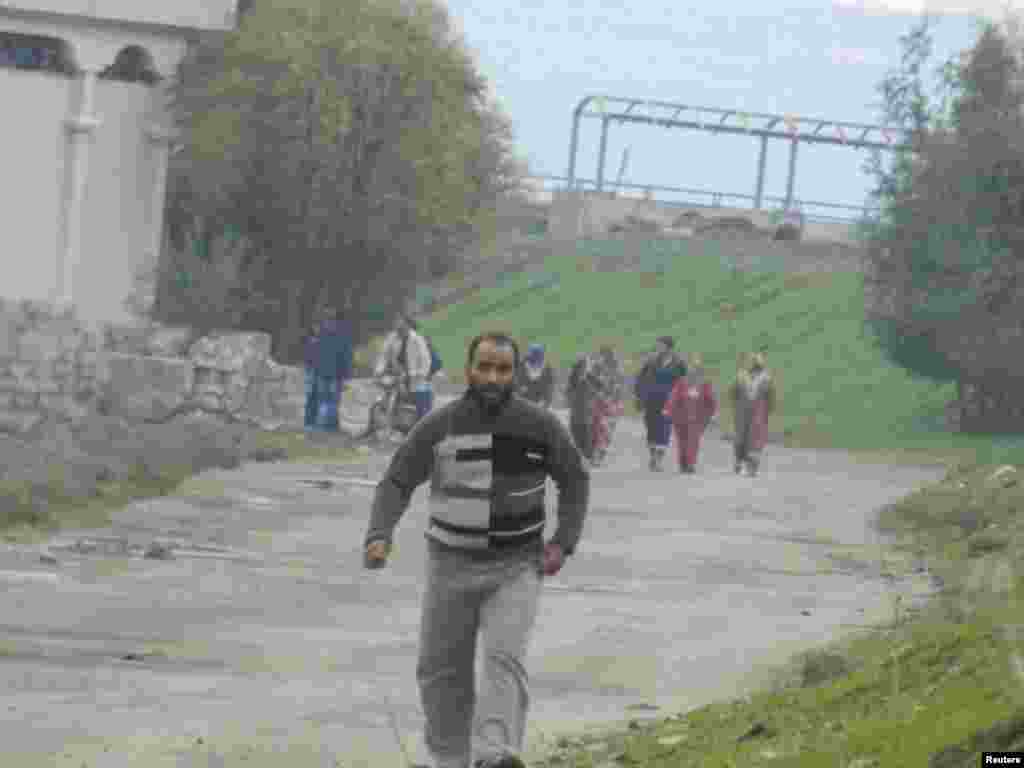 فورسز کی شیلنگ کے بعد رہائشی اپنا گھر چھوڑ کر بھاگ رہے ہیں