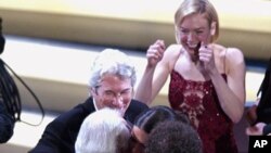 Ричард Гир и Рене Зеллвегер празднуют награждение фильма «Чикаго» премией «Оскар». 23 марта 2003 г.