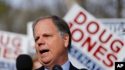 Kandida Demokrat pou pòs Senatè Alabama Doug Jones pandan li tap pale ak repòtè yo apre li te vin kase bilten vòt li nan eleksyon senatorayl 12 desanm 2017 la, nan Mountain Brook, Alabama.