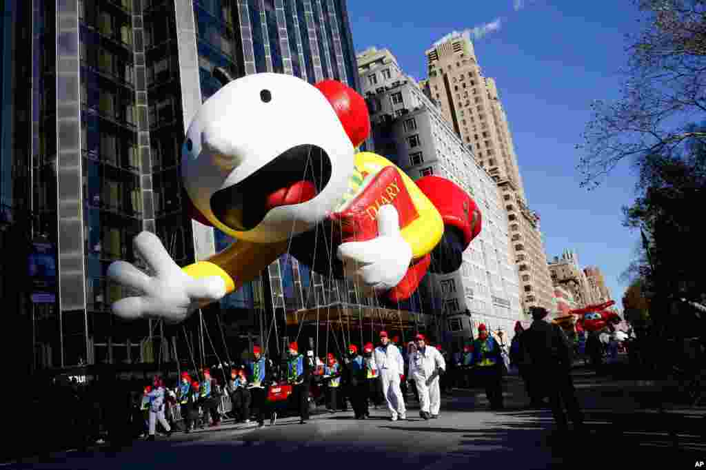 El globo de Greg Heffley, de la serie &quot;Diary of a Wimpy Kid&quot;, pasa por las ventanas de un edificio en Central Park West, en Nueva York.