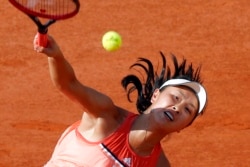 Peng Shuai dari China saat pertandingan babak kedua Prancis Terbuka di stadion Roland Garros, Paris, 31 Mei 2018. (Foto: AP)