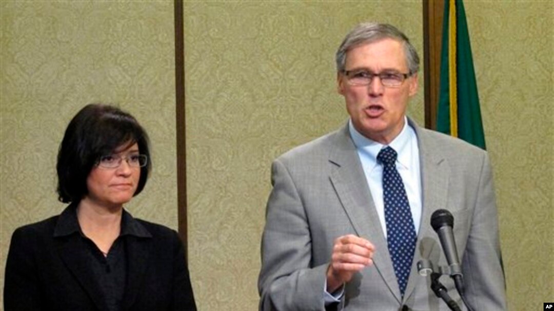 Gubernur negara bagian Washington, Jay Inslee (kanan) memberikan keterangan pers terkait kebocoran nuklir di Reservasi Nuklir Hanford di Olympia, Washington (15/2).