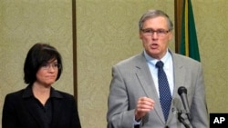 제이 인슬리 워싱턴주 주지사(왼쪽)가 15일 기자회견에서 핸포드 핵폐기물 하치장 탱크 누출 문제를 말하고 있다. 