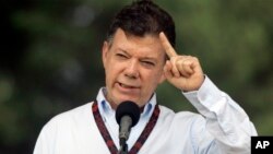 El presidente de Colombia, Juan Manuel Santos, afirmó que no permitirá que una ex senadora participe de la entrega de un rehén estadounidense secuestrado por las FARC.