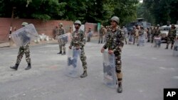 مقام هندی می گویند که در جریان تظاهرات اخیر در کشمیر، یک صد پولیس زخمی و سه تن ناپدید شده اند