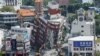 Sebuahh bangunan runtuh akibat gempa, di Hualien, Taiwan, 4 April 2024. REUTERS/Carlos Garcia Rawlins