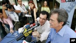 El director de Tal Cual, Teodoro Petkof (derecha) y el comediante Laureano Márquez, dan una conferencia de prensa en Caracas