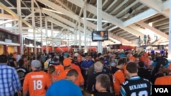 Crowded Super Bowl stadium concourse as the Super Bowl 50 football game is about to start Sunday, Feb. 7, 2016. (photo: P. Brewer/VOA)