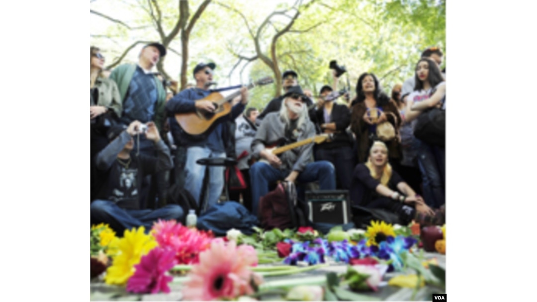 Sekelompok penggemar berkumpul di Strawberry Fields di Central Park, New York, menyanyikan lagu-lagu John Lennon dan The Beatles pada hari ulang tahun Lennon 9 Oktober lalu.