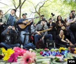 Sekelompok penggemar berkumpul di Strawberry Fields di Central Park, New York, menyanyikan lagu-lagu John Lennon dan The Beatles pada hari ulang tahun Lennon 9 Oktober lalu.