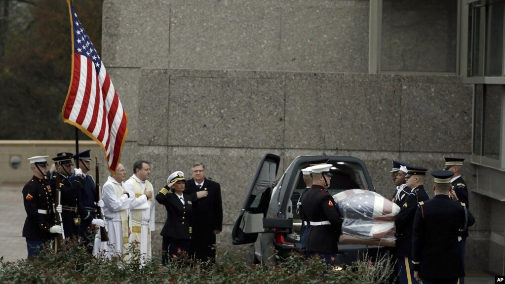 Una locomotora especialmente nombrada en honor del expresidente "Union Pacific 4141", condujo al cortejo fúnebre hasta la biblioteca presidencial George H.W. Bush en College Station, sede de la Universidad Texas A&M.