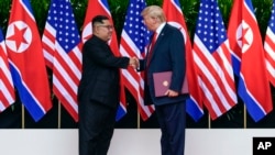 美國總統川普和朝鮮領導人金正恩在新加坡會晤協議後握手。（2018年6月12日）