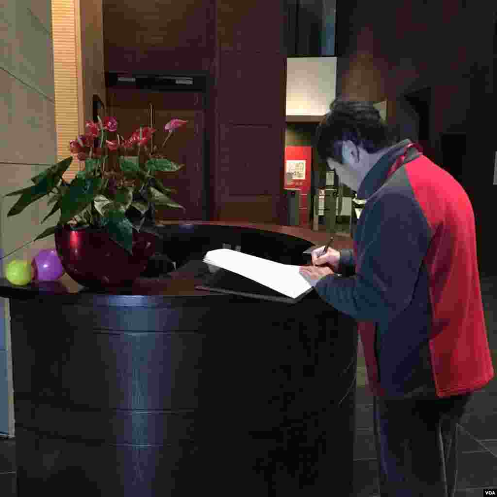 法国驻北京使馆设死难者灵堂，接受民众献花悼念（2015年11月15日，美国之音拍摄）