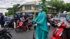 Një aktivist pro-demokracisë i veshur si Statuja e Lirisë gjatë një proteste kundër qeverisë në Tailandë