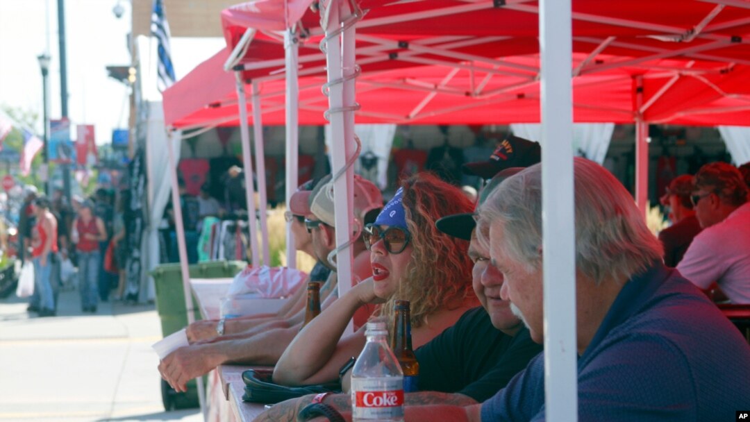 Miles de motociclistas asistieron a la octogésima reunión anual de motociclistas en Sturgis, Dakota del Sur, este año. Agosto 7 de 2020.
