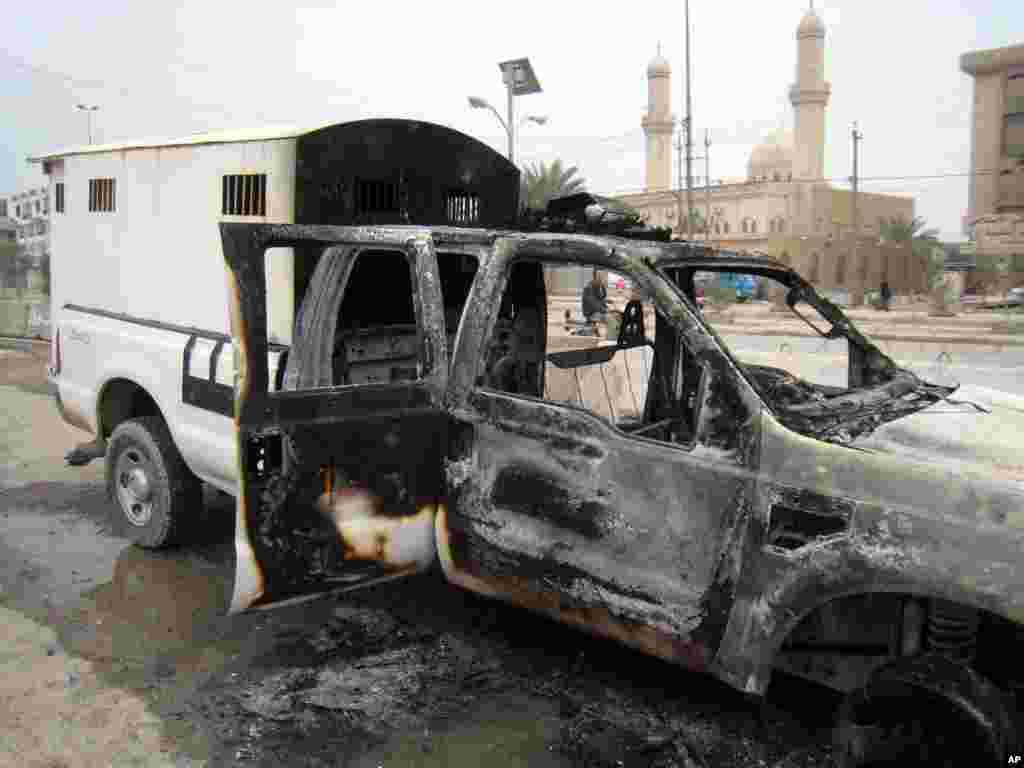 A burned police vehicle left on a major thoroughfare after clashes between Iraqi security forces and al-Qaida fighters in Fallujah, Jan. 5, 2014.