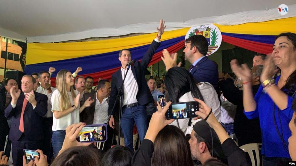 El presidente interino de Venezuela, Juan Guaidó habla al pueblo a su regreso a Venezuela. Foto: VOA.